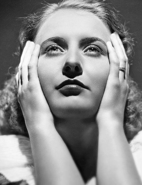 stanwyckarchive's tweet photo. Barbara photographed in the mid to late 1930s https://t.co/UuSThTCSe0