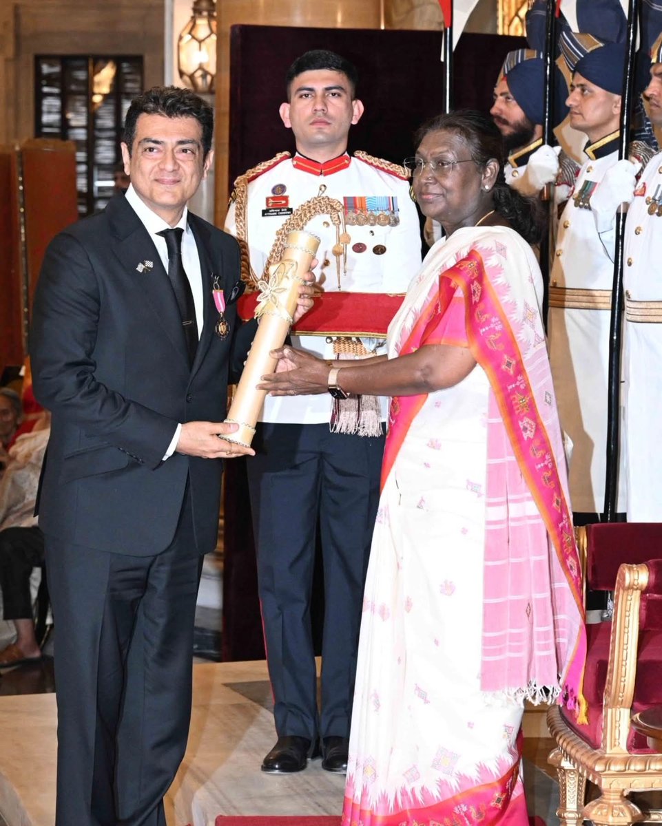 kayaldevaraj's tweet image. #Throwback 2025 April 28th

ஏப்ரல் 28, திரைத்துறையில் தனது சாதனைகளுக்காக இந்திய அரசின் மிக உயரிய விருதான #பத்மபூஷண் விருது பெற்ற #அஜித்குமார் மேலும் பல சாதனைகள் படைக்க எனது மனமார்ந்த வாழ்த்துகள்.

#PadmaBhushan #Ajithkumar
#PadmabhushanAjithKumar