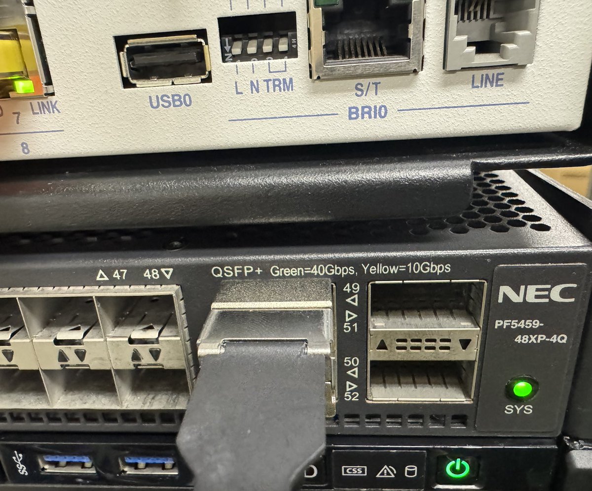 OECU_CRC's tweet photo. 40G接続に挑戦？
今日とどいたDC用？のスイッチを試食中

#逸般の誤家庭
#10G
#QSFP
#40Gbps https://t.co/DIg4x29Uny