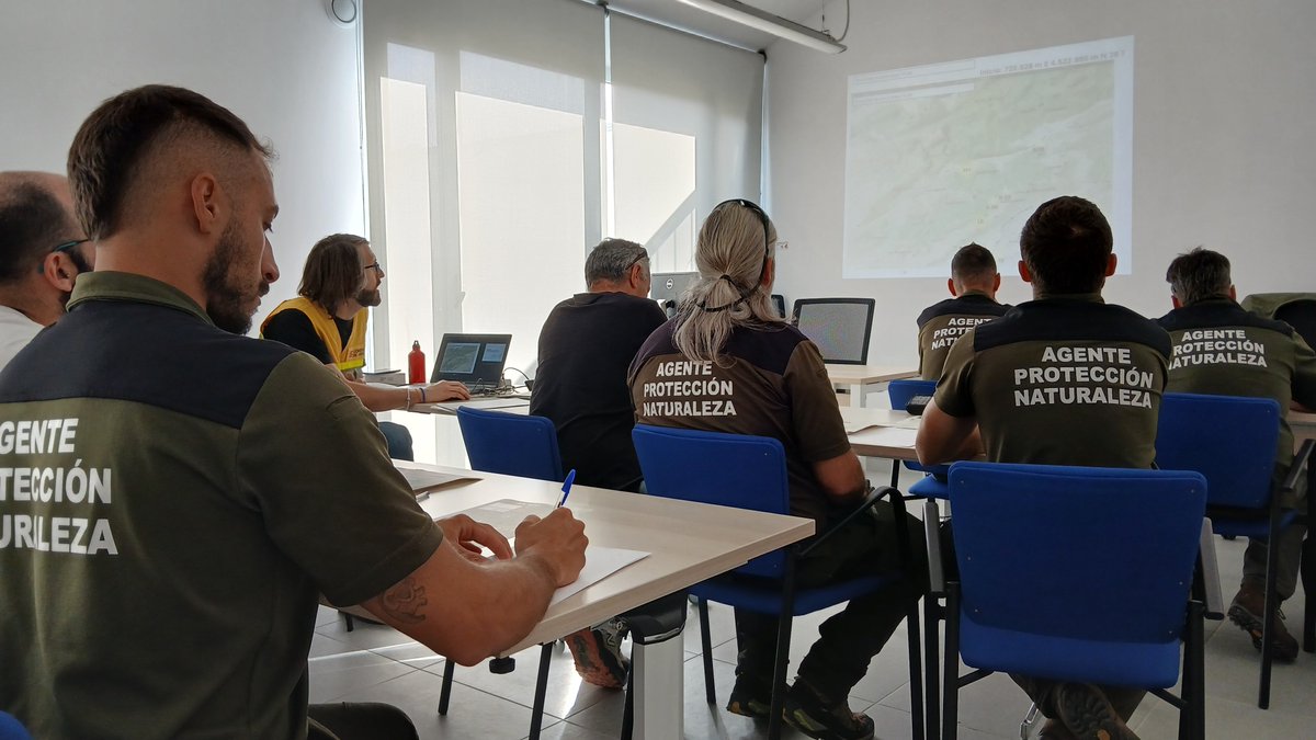 IIFFAragon's tweet photo. 📊 En planificación, se ha trabajado en diseñar una estrategia sólida, basada en la definición de objetivos tácticos concretos, que se traduce en maniobras sobre el terreno.

📍 Jornada en la base de emergencias de Villanueva de Gállego, que compartimos con @112Aragon https://t.co/JFiTYr5XSK