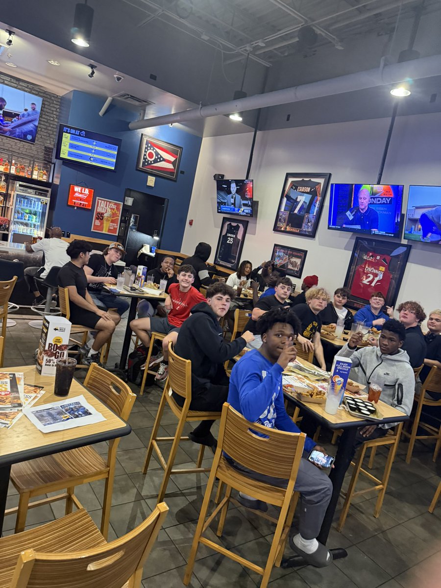 BigBlueFB's tweet image. Great night for some wings!  Thanks to Nicole from @BWWings in Bridgewater and the Blue Gridiron Club for take care of the guys!  It’s hard to play football and we are blessed to have so many committed, 100% attendance!

@Hamilton_CSD 
#GoBigBlue 
#Waterloo 
#Comevisittheschwarm