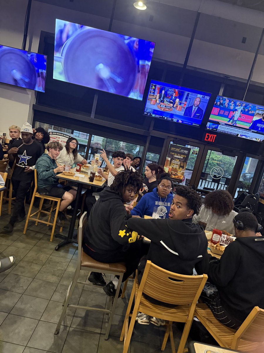 BigBlueFB's tweet image. Great night for some wings!  Thanks to Nicole from @BWWings in Bridgewater and the Blue Gridiron Club for take care of the guys!  It’s hard to play football and we are blessed to have so many committed, 100% attendance!

@Hamilton_CSD 
#GoBigBlue 
#Waterloo 
#Comevisittheschwarm