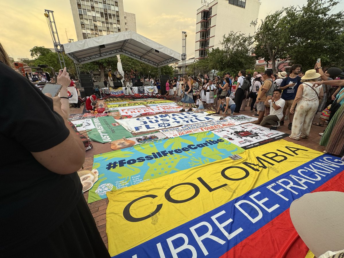 #santamarta で、化石燃料のない未来に向けた行進
数百人ぐらいで、COP時に比べたらだいぶ少ないです

気候危機の原因の資本主義・植民地主義構造の解体、先住民族・アフリカ系主権の優先、CCSのような偽りの解決策の拒否、賠償とケアに根ざした移行、資源戦争を助長する軍国主義の終結を求めています