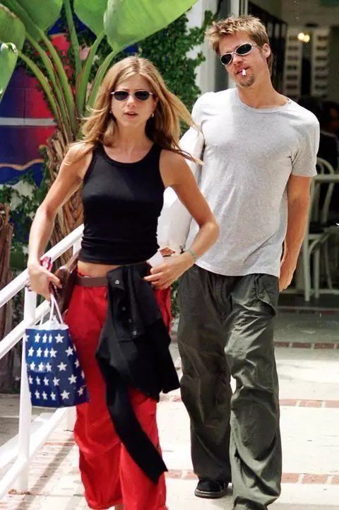 rachcorrine's tweet photo. Brad + Jen. Icons only. https://t.co/V3I9Pj1I4y