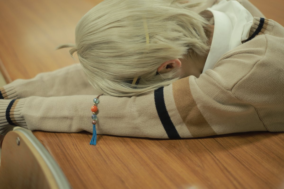 kjn_zanmen8's tweet photo. 即売会の準備をちょこちょこしてるんですけど、写真集いる…？の期間に入りまして(？)…イラストとは違うわけで…そもそも私のやついるのか…の気持ち…🤔
(たまたまピッタリな私のポーズ) https://t.co/IiZ6jTDS2P