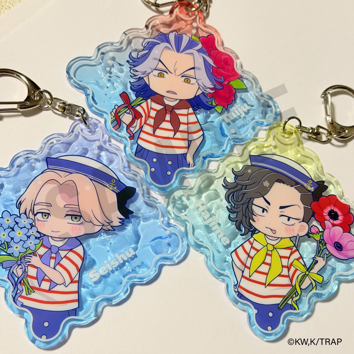 【グッズ】

水面アクリルキーホルダー
水面を映したようなキラキラアクリルが特徴で、各キャラグラデーションの色が異なります

90mm✖️90mmの大きめサイズ🌊
夏のおでかけバッグにぴったりです☀️

大阪📍あべのラクバスのPOPUPにて好評発売中🐬

＃東リベ江の島ミッション