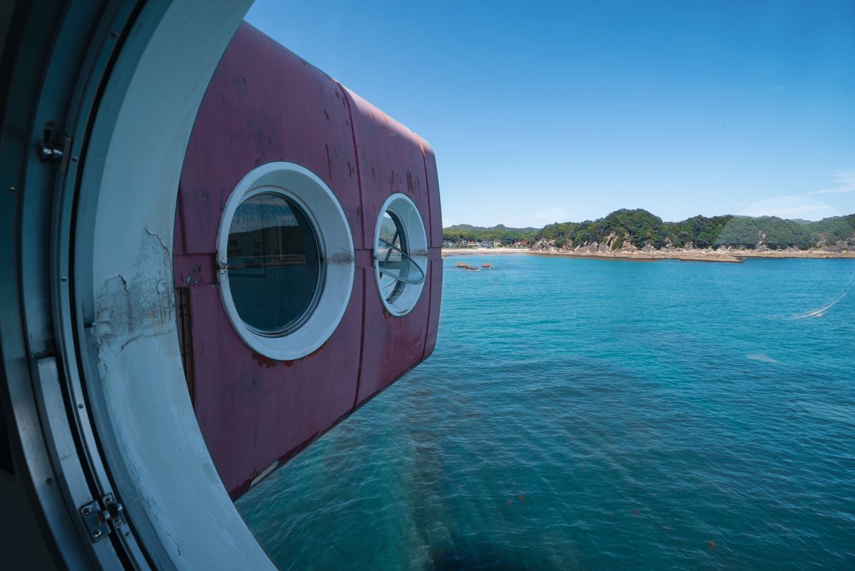 海中の風景も素敵だが、このレトロなフォントと昭和的近未来風デザインな前衛的構造物のフォルムもいいのよねえ。　1970年代初頭、あらかじめ別の場所で筐体を造り、船で運んでそのまま海中に沈める方式で完成させた建物である。こういう高度成長期～バブル期の味のある建物も少なくなるばかりね…