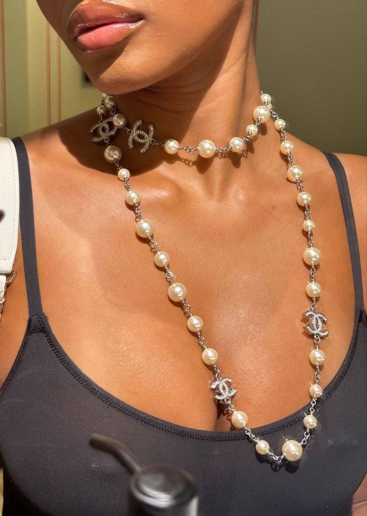 tharwas_shop's tweet photo. Upgrade your style with the Chanel Pearl Necklace ✨

NGN13,500 only

DM or Click link in bio to order 🛍️
#tharwasshop #chanelnecklace #pearlnecklace #ladiesnecklacelagos #womensnecklaceph https://t.co/LKt4dxzP1o