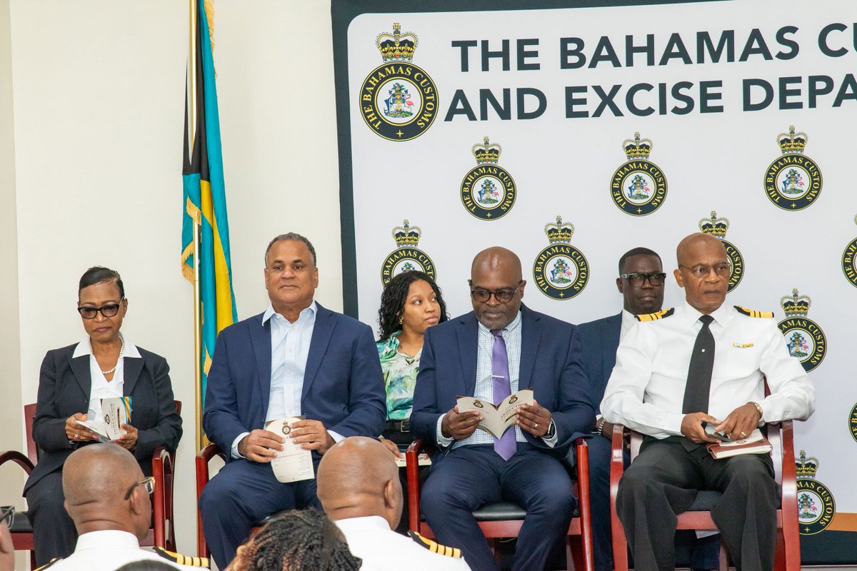tced242's tweet photo. Big day for Bahamas Customs! 🇧🇸 Over 100 recruits were inducted yesterday in the presence of Minister Michael Halkitis &amp; Financial Sec. Simon Wilson.

With Customs providing 40%+ of gov revenue, these new officers play a crucial role in our country's future. Welcome aboard! https://t.co/oQIWMttcKX