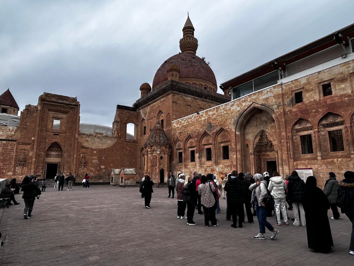 Turizm Haftası kapsamında, Ağrı İbrahim Çeçen Üniversitesi öğrencilerimiz için teknik gezi gerçekleştirdik.

Genç turizmcilerimiz; sektörün dinamiklerini yerinde gözlemleme ve kültürel mirasımızı yakından tanıma fırsatı buldu.

Emeği geçen tüm paydaşlarımıza teşekkür ederiz.