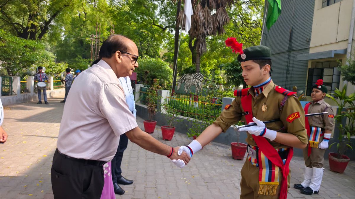 KvKanpurshiftii's tweet image. 55th Regional Sports Meet at Kendriya Vidyalaya Kanpur Cantt inaugurated by the Principal with a ceremonial balloon release. A vibrant start celebrating sportsmanship and teamwork. #KVS #SportsMeet ✨