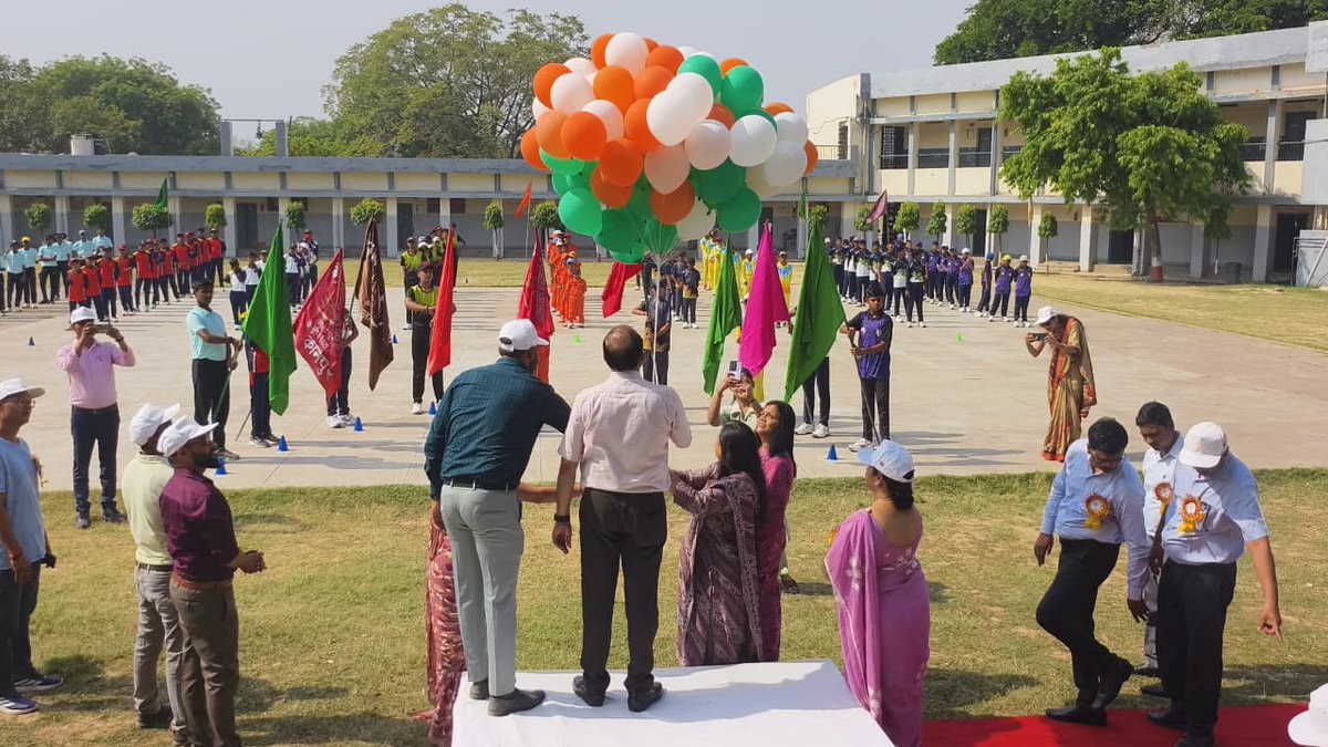 KvKanpurshiftii's tweet image. 55th Regional Sports Meet at Kendriya Vidyalaya Kanpur Cantt inaugurated by the Principal with a ceremonial balloon release. A vibrant start celebrating sportsmanship and teamwork. #KVS #SportsMeet ✨