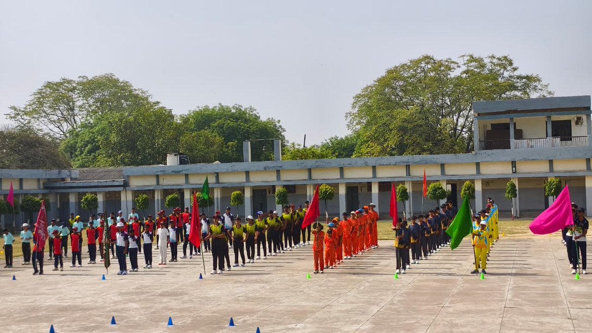 KvKanpurshiftii's tweet image. 55th Regional Sports Meet at Kendriya Vidyalaya Kanpur Cantt inaugurated by the Principal with a ceremonial balloon release. A vibrant start celebrating sportsmanship and teamwork. #KVS #SportsMeet ✨