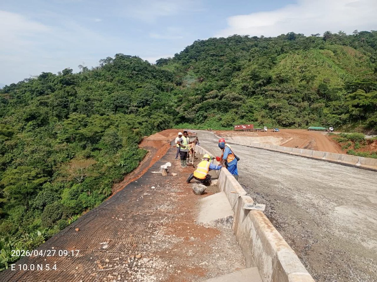 TheCameroonianZ's tweet image. Reconstruction de la traversée de la falaise de Dschang #Cameroon : 

*L’entreprise entame les travaux de chaussée.