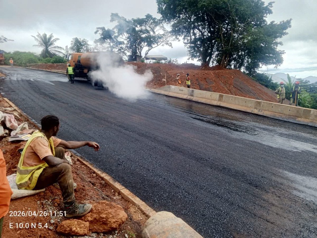 TheCameroonianZ's tweet image. Reconstruction de la traversée de la falaise de Dschang #Cameroon : 

*L’entreprise entame les travaux de chaussée.