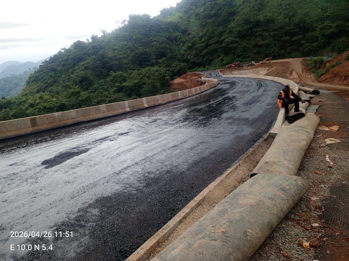 TheCameroonianZ's tweet image. Reconstruction de la traversée de la falaise de Dschang #Cameroon : 

*L’entreprise entame les travaux de chaussée.