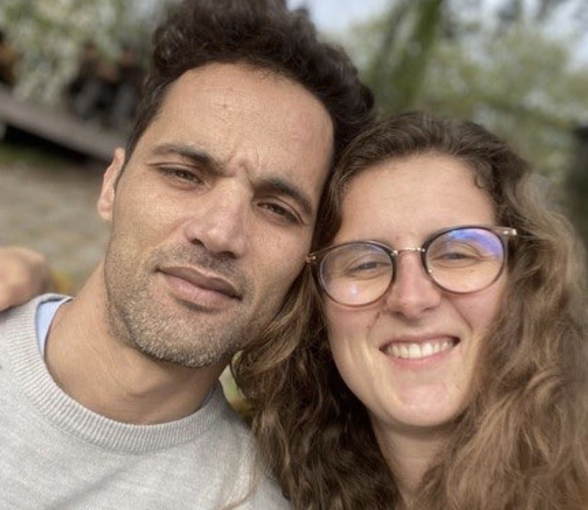 cpasdeslol_X's tweet photo. 🚨🇩🇿🇫🇷 FLASH | Disparition de Manon Relandeau près de Nantes : son conjoint interpellé en Algérie avec leur bébé de 15 mois, la fillette retrouvée vivante mais la mère de 31 ans reste introuvable depuis le 27 mars à Saint-Étienne-de-Montluc, les enquêteurs privilégient la piste d’un meurtre suivi d’un enlèvement. (Le Parisien)