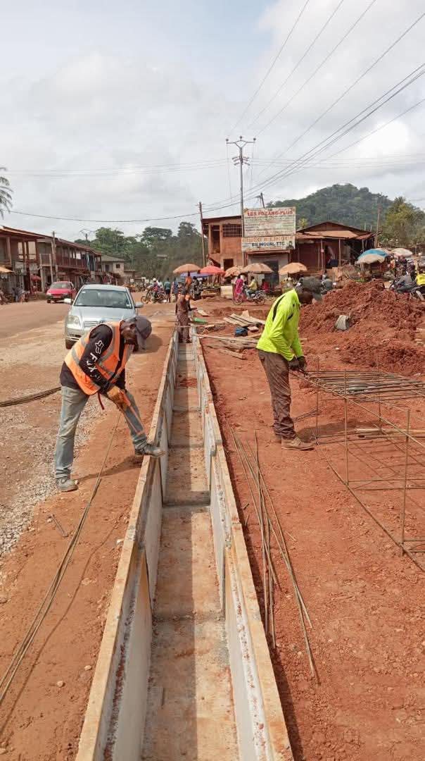 TheCameroonianZ's tweet image. Réhabilitation de sections de routes régionales dans la Lekié #Cameroon : 

*Des travaux en évolution sur la section urbaine.
