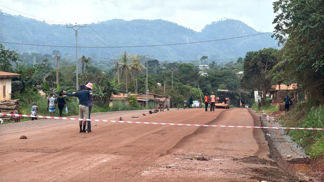 TheCameroonianZ's tweet image. Réhabilitation de sections de routes régionales dans la Lekié #Cameroon : 

*Des travaux en évolution sur la section urbaine.
