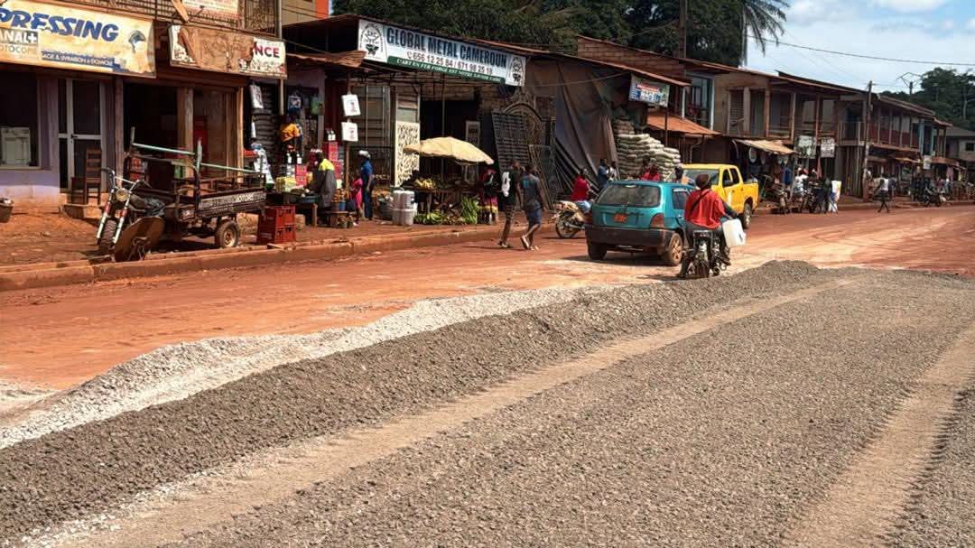 TheCameroonianZ's tweet image. Réhabilitation de sections de routes régionales dans la Lekié #Cameroon : 

*Des travaux en évolution sur la section urbaine.