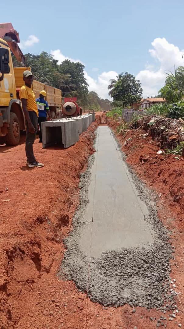TheCameroonianZ's tweet image. Réhabilitation de sections de routes régionales dans la Lekié #Cameroon : 

*Des travaux en évolution sur la section urbaine.