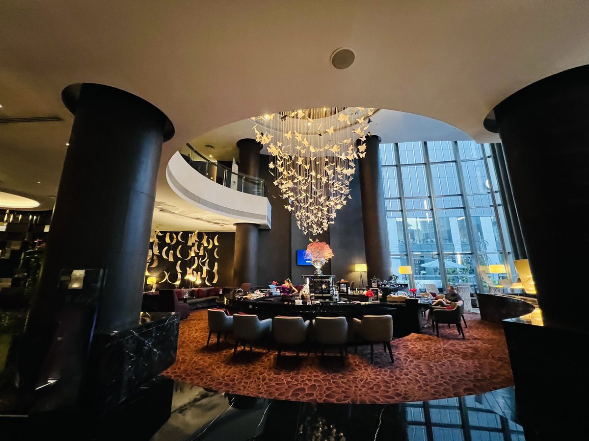 Akirak10965448's tweet image. 渋滞回避で空港からエアポートリンク→マッカサン→MRTでスクンビットへ。 なんとか無事にホテル到着。
汗だくのあとの冷たい水が最高すぎる…💧 #バンコク #スクンビット #旅の記録