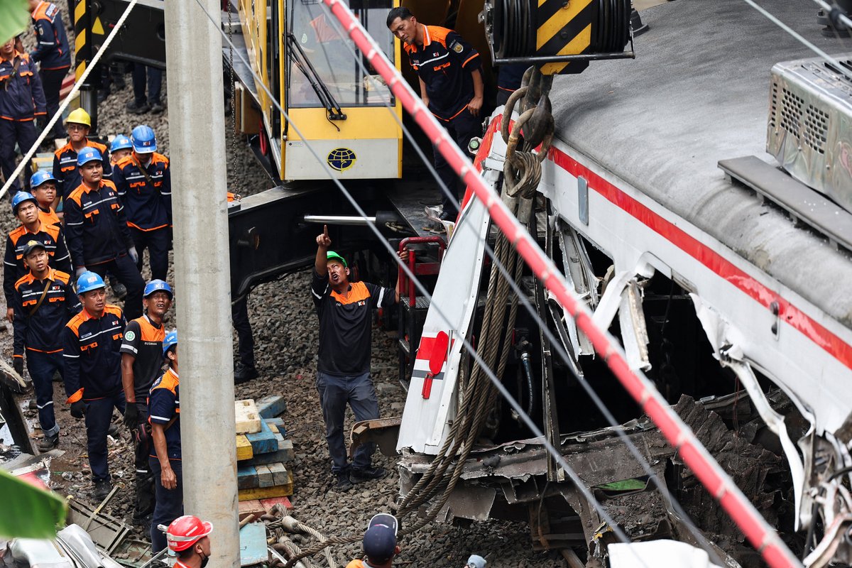 geonews_english's tweet image. Technicians work at site after a deadly collision between a commuter line train and a long-distance train, in Bekasi, on the outskirts of Jakarta, Indonesia, April 28, 2026. Reuters

Read more: geo.tv/latest/661919

#GeoNews