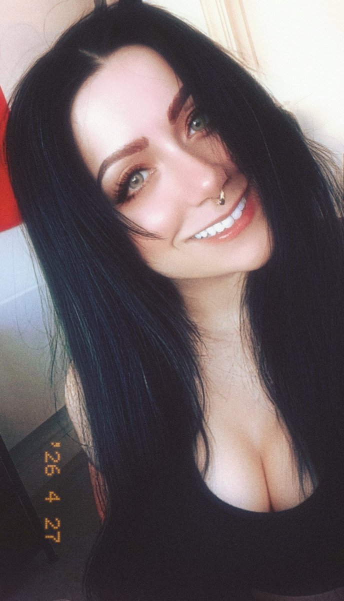xtinawithtatts's tweet photo. Hey, Hun 😘. 

#girlswholikegirls #altgirls #girlswithtatts https://t.co/1lS3jEmwzO