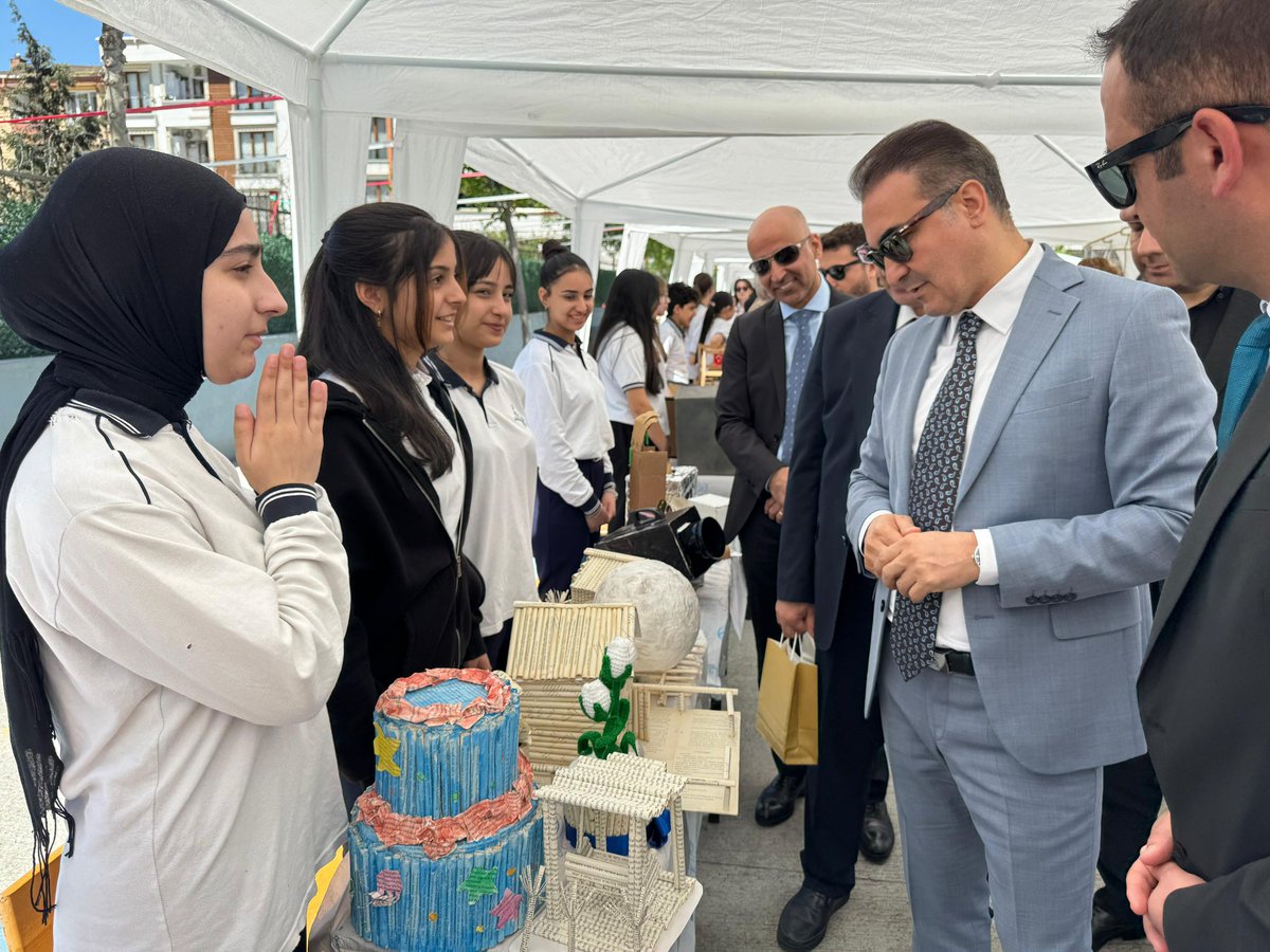 esenyurtmem's tweet photo. ♻️ Müdürümüz Tayfun Özyolcu, Erdoğanlar Ortaokulunda gerçekleştirilen bilim fuarları dahilinde gerçekleştirilen “Geri Dönüşüm ve Sıfır Atık” sergisini ziyaret ederek öğrencilerimiz ile bir araya geldi.

Ziyaret kapsamında öğrencilerimizin çevre bilinciyle hazırladığı çalışmalar inceledi. Ardından öğretmenlerimizle bir araya gelerek kendilerine emek ve katkılarından dolayı teşekkür etti.

Bu anlamlı çalışmada emeği geçen tüm öğrenci ve öğretmenlerimize teşekkür ederiz.

@tcmeb @Yusuf__Tekin @tcesenyurt @CobanogluF @istanbulilmem @MucahitYentur @TayfunOzyolcu @Erdoganlaroo