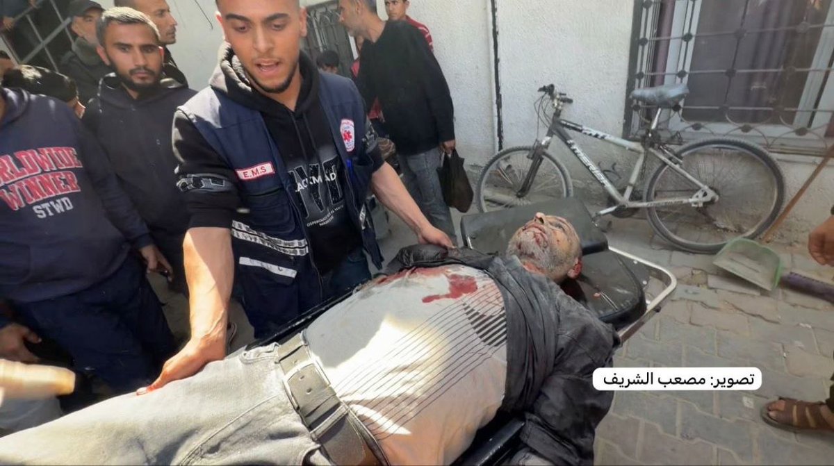 AnasAlSharif0's tweet photo. عاجل صور
وصول شهداء ومصابون الى مجمع الشفاء جراء استهداف مركبة مدنية محيط دوار حيدر غربي غزة https://t.co/6NT9zVS9ol