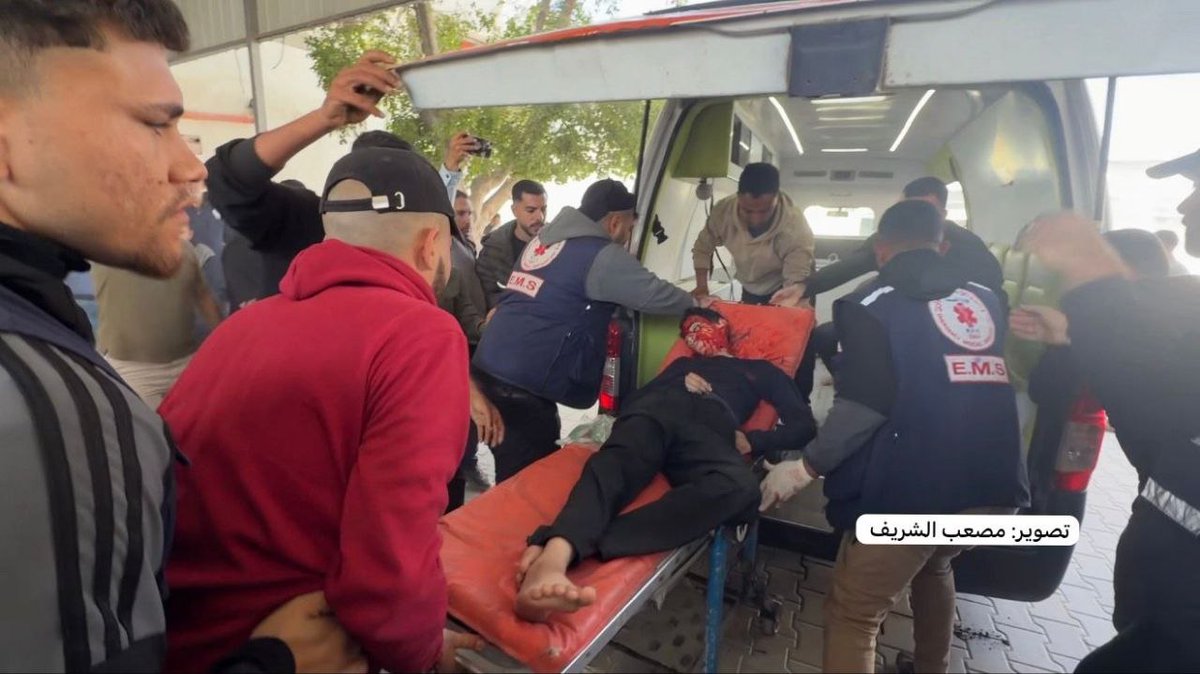 عاجل صور
وصول شهداء ومصابون الى مجمع الشفاء جراء استهداف مركبة مدنية محيط دوار حيدر غربي غزة