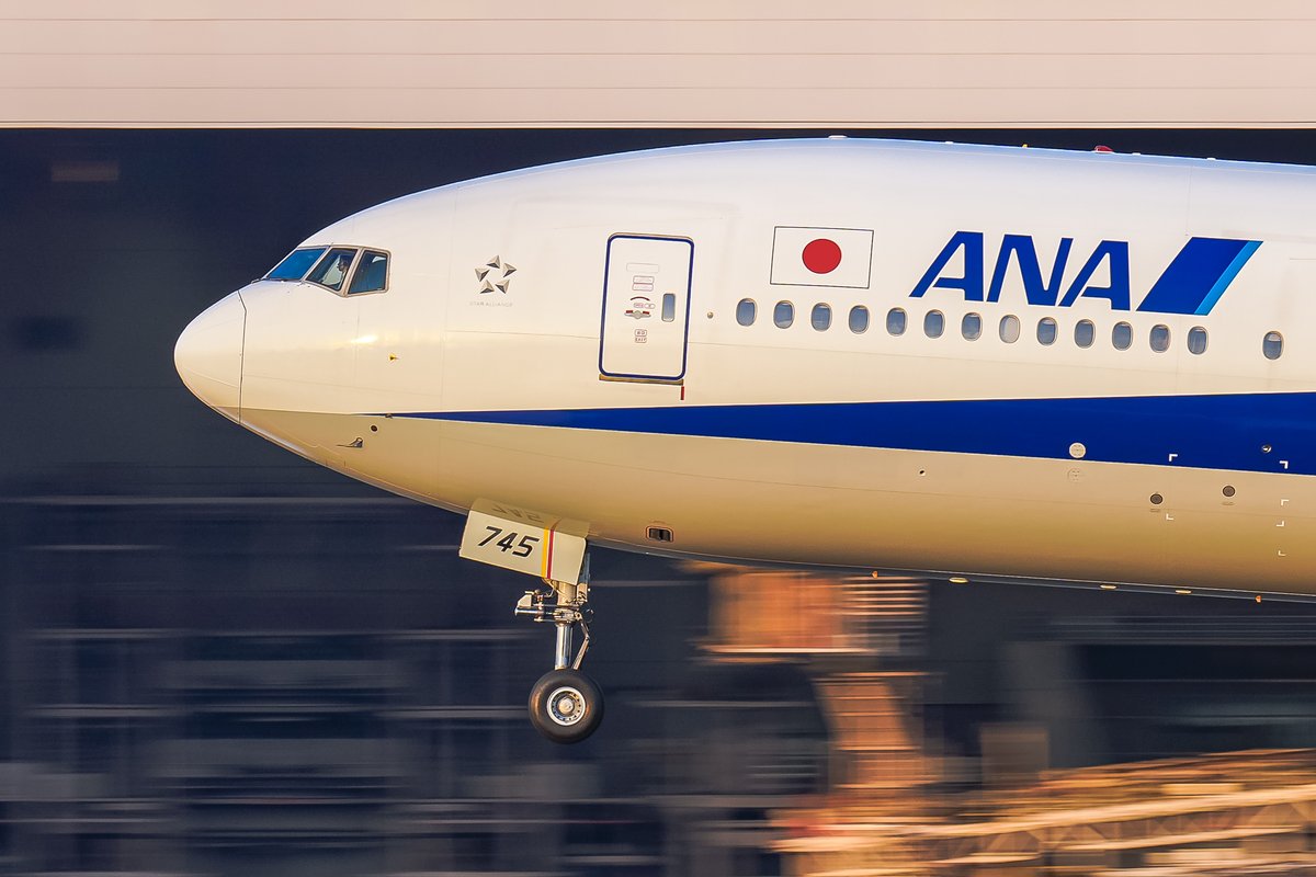 ★ANA B777✈️
✨HND／RWY34L／Powerful Landing✨

夕暮れのメインステージへ滑り込むブルートリプル🔵
その思い切りの良さは見ていてとても気持ちがいい👍