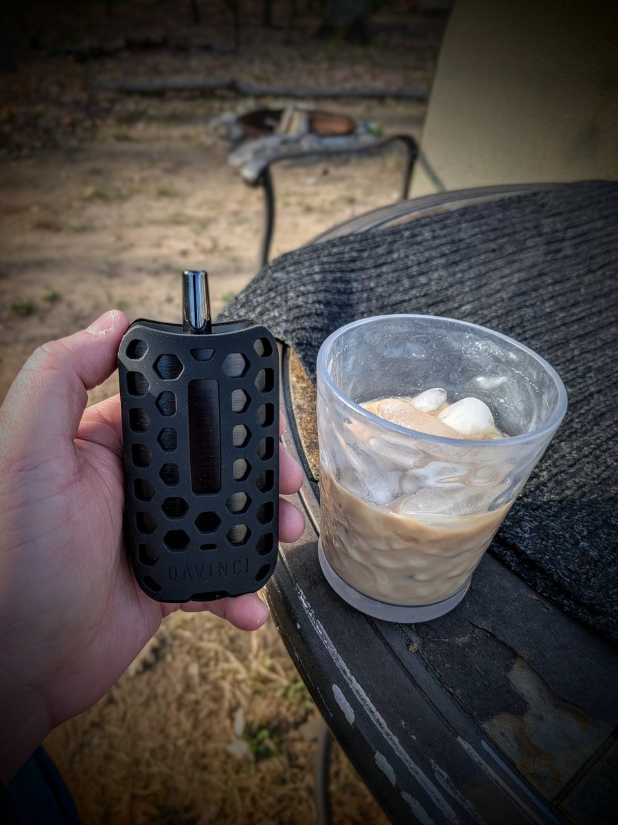 CannabisCloudzs's tweet image. Iced coffee and some flower to start the day. 😁 ☕ 🌿 

#Davinci #vaporizer #weed #cannabis #marijuana #safe #IQ3 #thc 
@DaVinciVape