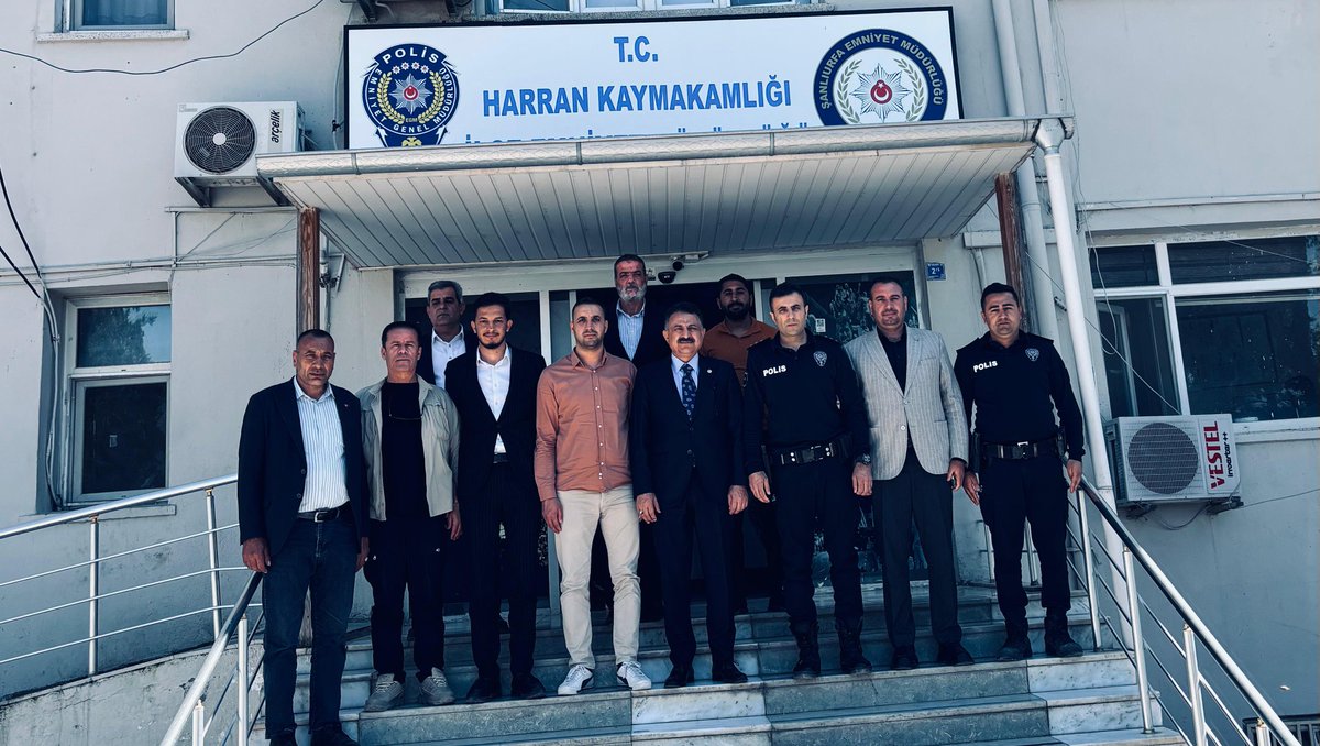 HikmetBasak_63's tweet photo. 📍 Harran

Harran İlçe Emniyet Müdürlüğü’nü ziyaret ederek İlçe Emniyet Müdür Vekili Başkomiser Hakan Yeter ile bir araya geldik.

Ziyaretimizde Harran İlçe Başkanımız Mahmut Güneş ve İlçe Gençlik Kolları Başkanımız Hakan Işık da bizlere eşlik etti.

Kamu düzeni ve huzurunun temini adına fedakârca görev yapan emniyet teşkilatımıza çalışmalarında kolaylıklar diliyor, nazik ev sahiplikleri için teşekkür ediyorum.

@mahmutgunes_63 
@Avhakanisik
