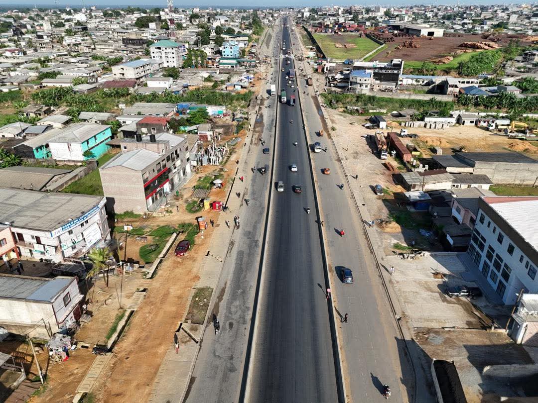 TheCameroonianZ's tweet image. Aménagement de l’entrée Est de la ville de Douala (phase 2) #Cameroon : 

*La mise en œuvre du béton bitumineux progresse.