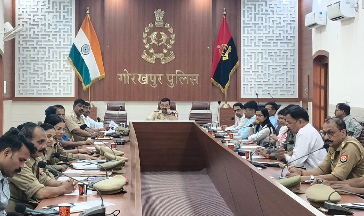 gorakhpurpolice's tweet photo. #gorakhpurpolice 

➡️#sspgorakhpur के निर्देशन में #spcrime की अध्यक्षता में SJPU & AHT की मासिक समीक्षा बैठक रिजर्व पुलिस लाइन गोरखपुर में की गयी, जिसमें बाल अपराध, मानव तस्करी, बाल श्रम व POCSO मामलों की समीक्षा कर संबंधित अधिकारियों को कार्रवाई के निर्देश दिए गए ।

#UPPolice 
@dgpup @AdgGkr @adgzonegkr @diggorakhpur