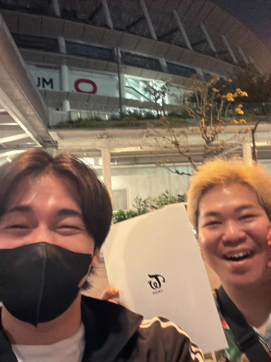 先日こーすけと一緒にTWICEのライブ観に行ってきた！！！！！！

本当にTWICEって存在するんだって感動した！！！！

歌もダンスも演出も全て規格外がエグかった…

ありがとうTWICE😭🙏