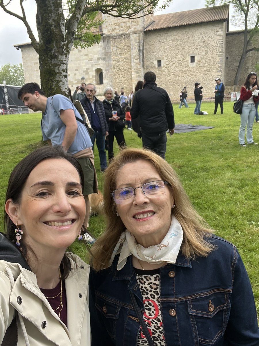 Garbine_Ruiz's tweet photo. Creo que ayer no fui la única que dudaba de que pudiéramos disfrutar de la romería de #SanPrudencio… ¡pero nos ha regalado un día precioso!
Giro eta eguraldi ederra Armentiako zelaietan, lagun eta familiarekin, jaki eta edari goxoaz gozatzeko! 🌿☀️ https://t.co/V9EcCsc7RN