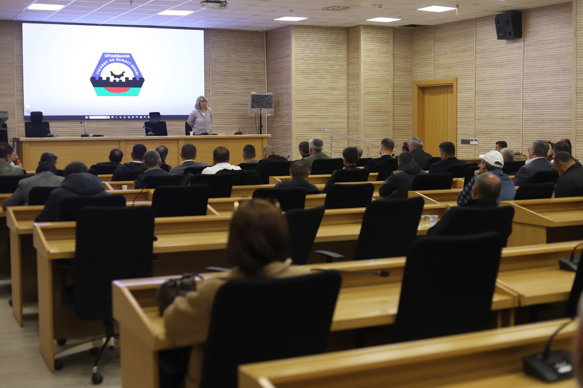 ulasimdbakir's tweet photo. Şoförlerimize iletişim ve kriz yönetimi eğitimi verildi.

DSTO Konferans Salonu’nda düzenlenen eğitim programı iki oturum halinde gerçekleştirilen eğitimlerde; etkili iletişim, stres ve kriz anlarında doğru müdahale, yolcu ilişkileri ve çözüm odaklı yaklaşım konuları ele alındı. https://t.co/b0hCmfE6Vt