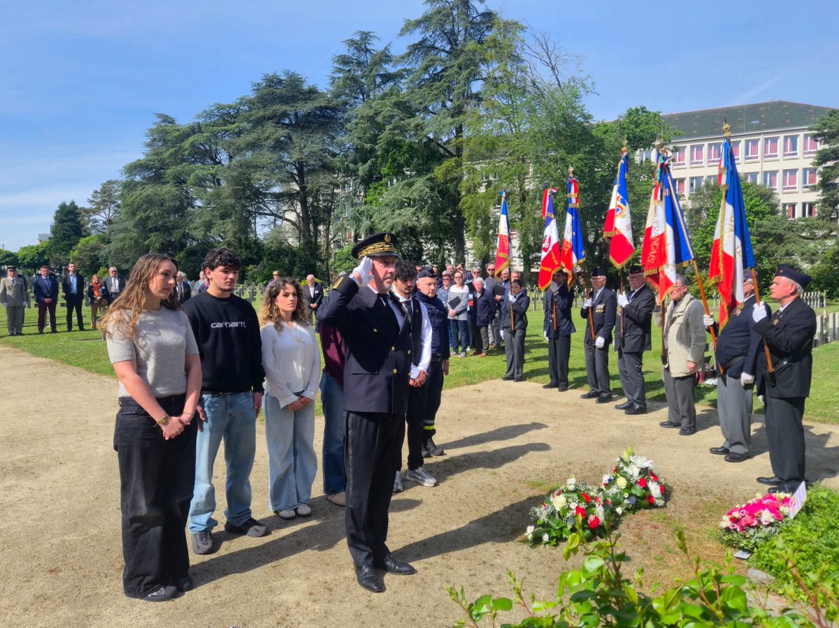 Corentin_Vinet's tweet photo. Honoré d'avoir pris part dimanche dernier à l'hommage aux victimes et héros de la déportation, à Nantes, en présence des autorités civiles et militaires, des associations et des habitants.

Nous n'oublierons pas.

Photo @Prefet44 https://t.co/fxWfo5hqXM