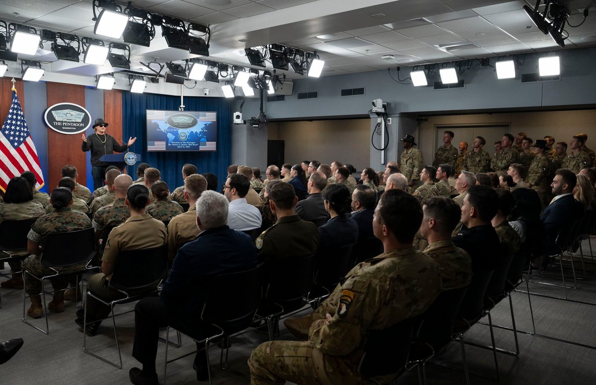 SOTSPodcast's tweet photo. Kid Rock, singer of "Bawitdaba," photographed addressing the Pentagon. https://t.co/EobRU8utGd