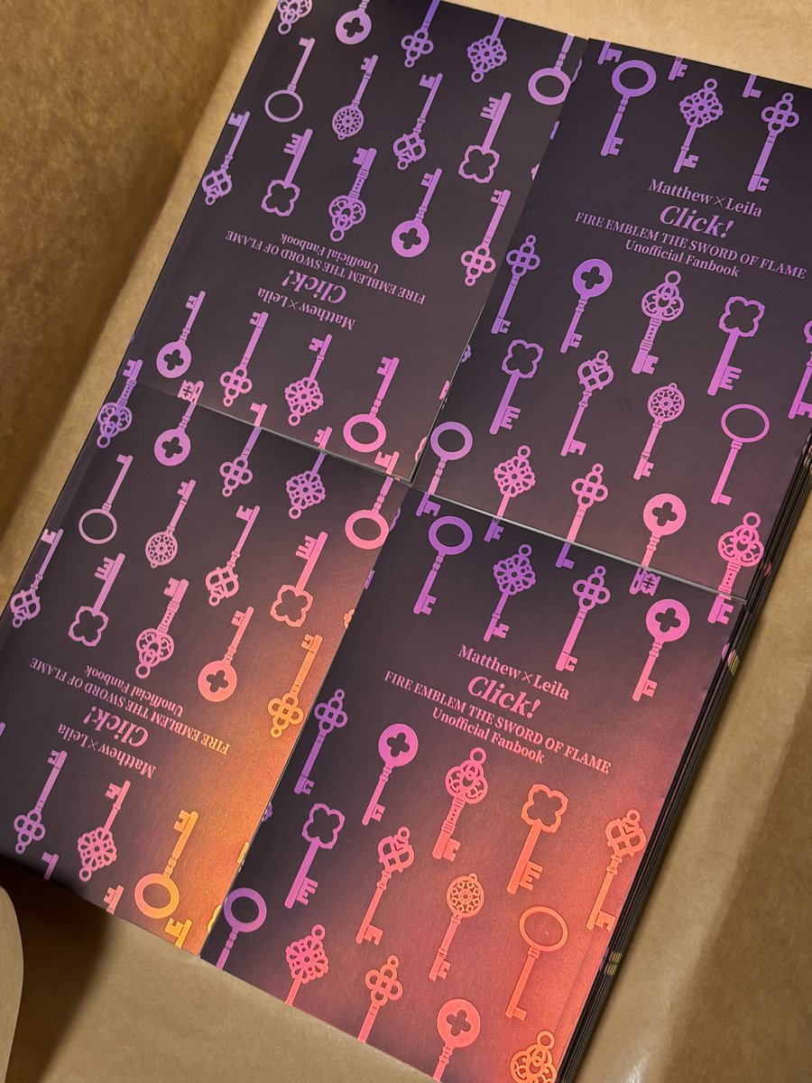 5/5のこくほこおしながきです！西1ウ39aにて、マシューとレイラの馴れ初め小説本を頒布します！ハッピーエンドです！！！レイラの髪色を模した表紙のセクシーパープル✨を是非見てください！その他シルレスとゴ兄弟既刊あり。毎度のごとくきつねエプロン着てるので、声かけてもらえたら嬉しいです！🦊