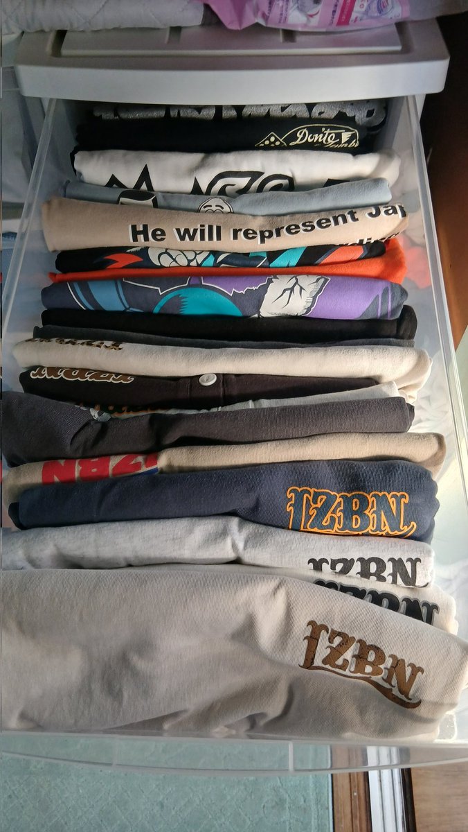 TBY_you's tweet image. これ
普段着用
1軍Tシャツ
寝間着用、仕事用は
別にたくさんあります

今季こそは
#Tシャツ
買わない
前季は
買わないと言って
１０着ぐらい買ってしまった

引きこもりだから
仕事用、寝間着用しか
着ないんだよな~

サイズが小さい新品や
サイズ入れ替え
着ないのも
たくさんある

たぶん買いません