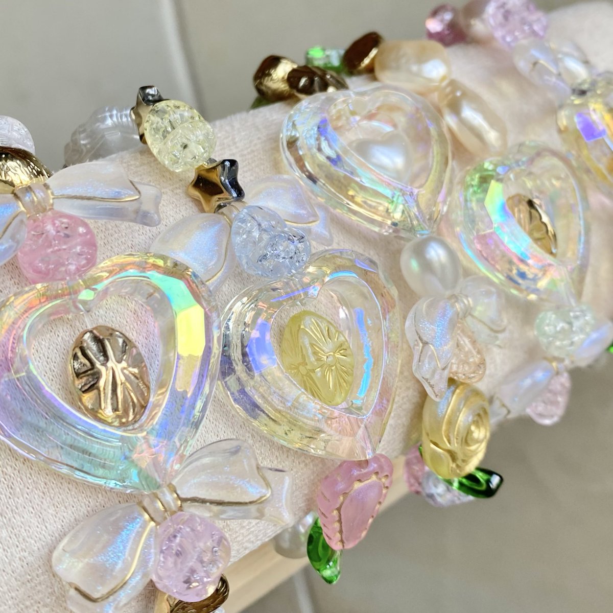 sona_sapinko's tweet photo. 大きなオーロラハートが可愛いブレスレットたち🦄🩵
２９日２１：００〜販売です🎀 https://t.co/9CeBQHOiX9
