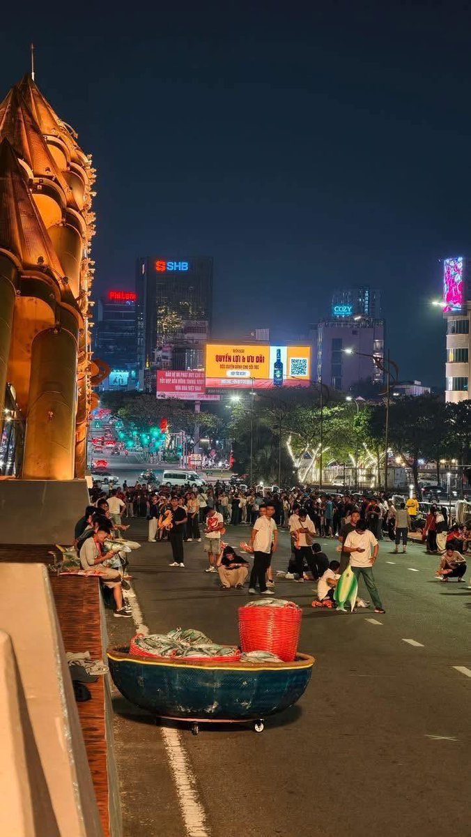 travistuan's tweet image. Cuối tuần này, thứ 7 Đà Nẵng có chương trình Gala "Tổ quốc bình yên" được tổ chức trên cầu rồng. Du khách đến tham quan nhớ lưu lại để không bị bỏ lỡ nha!

This Saturday, Da Nang is hosting the "Tổ Quốc Hoà Bình" Gala on the Dragon Bridge. Visitors should