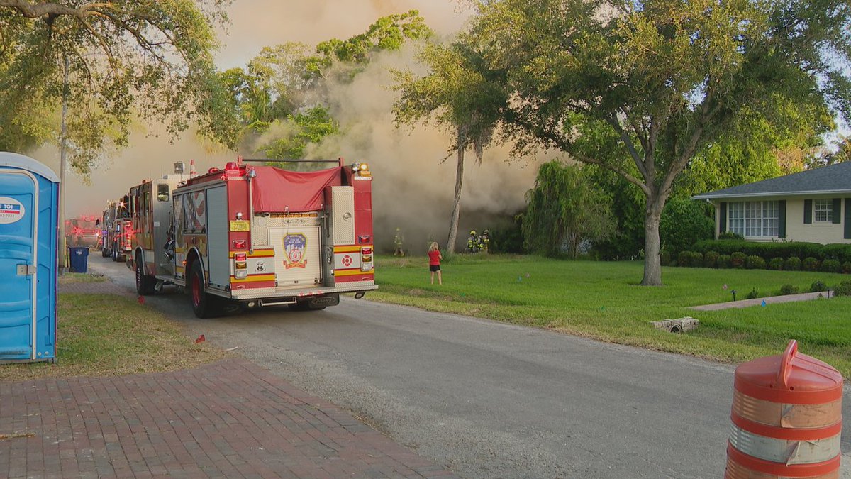 RyanFrenchPhoto's tweet photo. #BREAKING | #Tampa Fire officials are on scene of a heavily involved house fire on Woodmere Road near Lois Ave. Initial information from the PIO indicates that this home is vacant. Roof collapse reported and heavy debris inside. No cause yet. Updates on FOX13. https://t.co/IZvQalixje