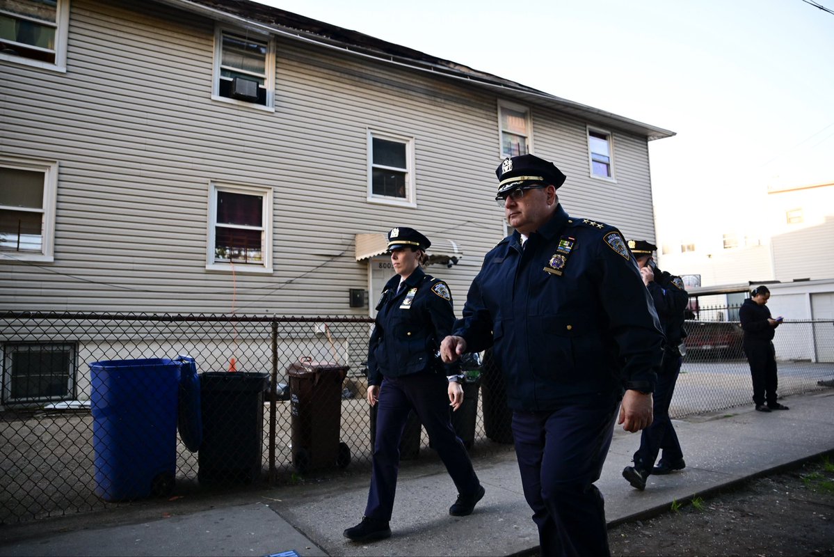 Lloydphoto's tweet image. Photos: Transit Police respond to a 15 year old boy shot in Transit on Monday evening. He is listed in stable condition at this time. #LloydMitchellPhotography #NYPD #Transit #Photojournalism #Queens