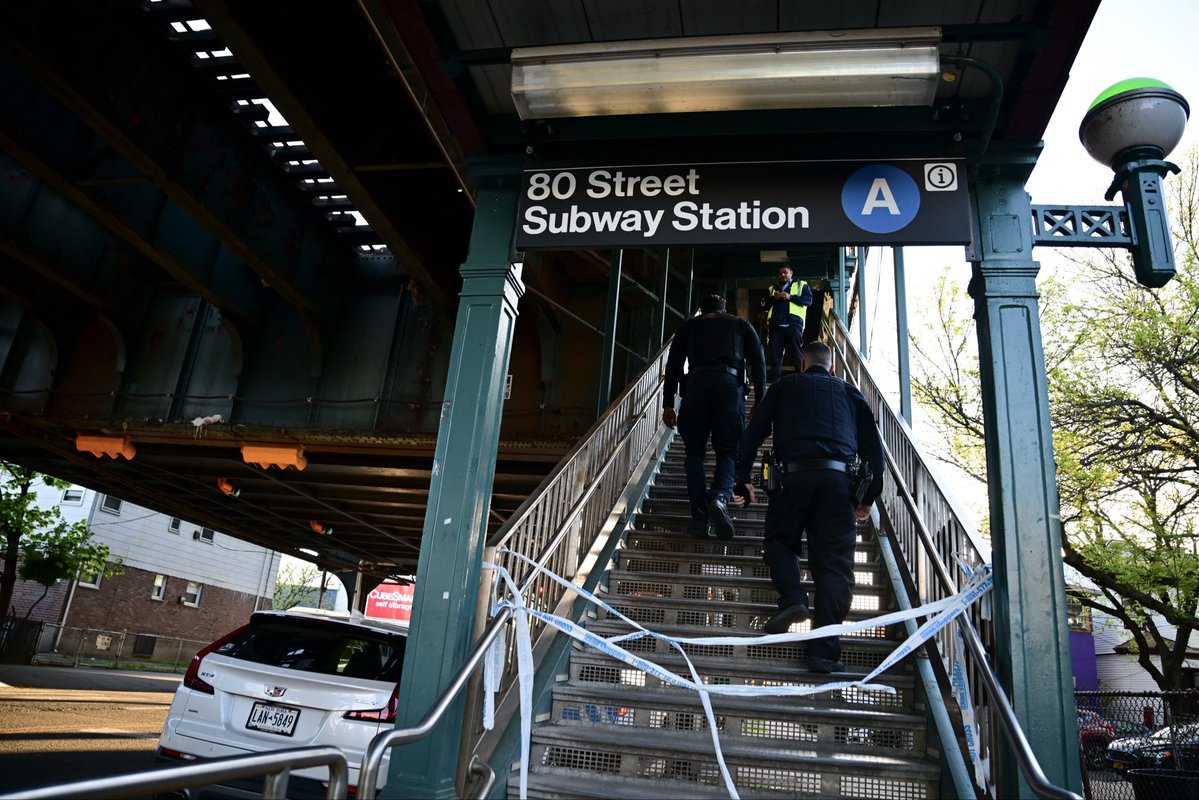 Lloydphoto's tweet image. Photos: Transit Police respond to a 15 year old boy shot in Transit on Monday evening. He is listed in stable condition at this time. #LloydMitchellPhotography #NYPD #Transit #Photojournalism #Queens