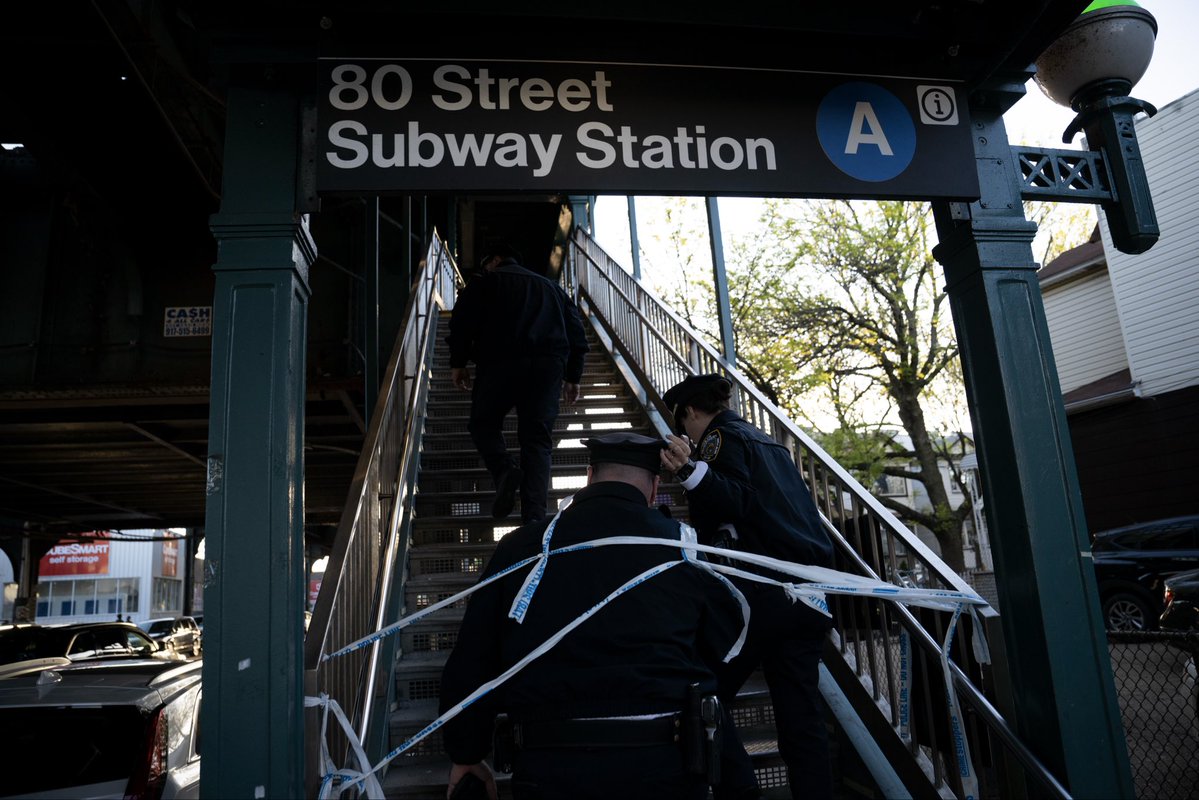 Lloydphoto's tweet image. Photos: Transit Police respond to a 15 year old boy shot in Transit on Monday evening. He is listed in stable condition at this time. #LloydMitchellPhotography #NYPD #Transit #Photojournalism #Queens