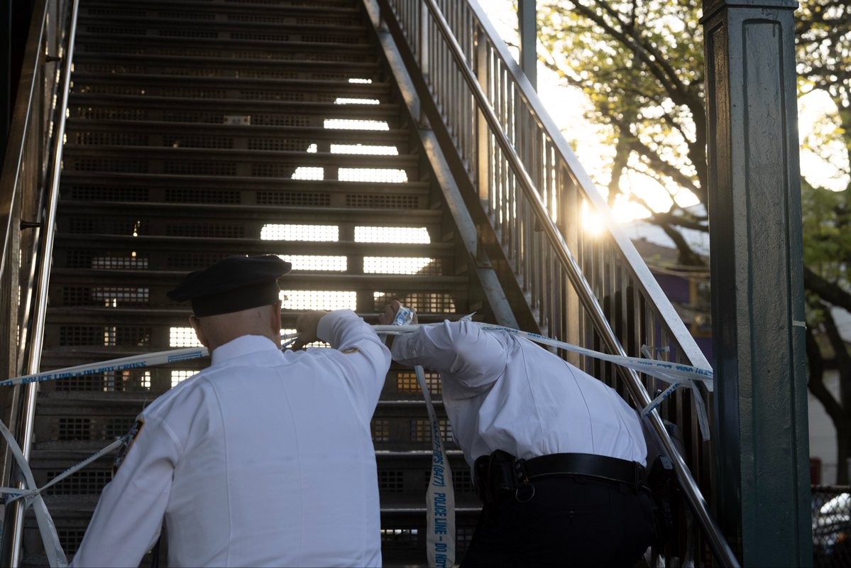 Lloydphoto's tweet image. Photos: Transit Police respond to a 15 year old boy shot in Transit on Monday evening. He is listed in stable condition at this time. #LloydMitchellPhotography #NYPD #Transit #Photojournalism #Queens